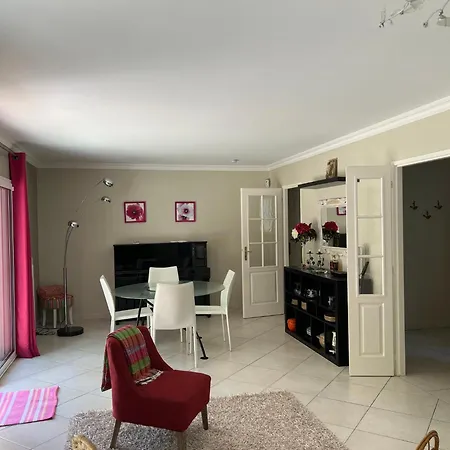 Dom wakacyjny Maison Lumineuse Avec Jardin Le Château-dʼOléron